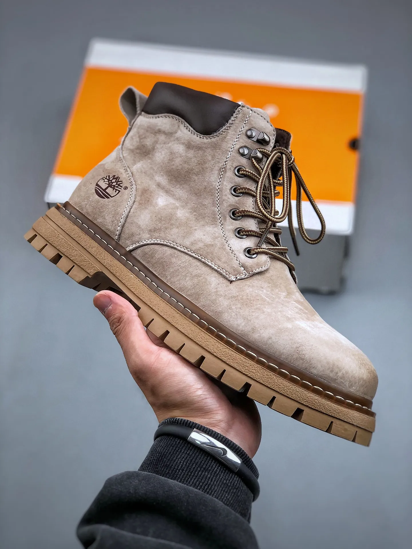 Local self-pickup💰560 supports store release. New goods🚀#Timberland Timberland/Timberland outdoor mid-cut casual rhubarb boots series. Guangdong factory quality. Original box and original packaging. The fabric is made of Italian 🇮🇹 top-grade frosted fine-grained cowhide. It is paired with anti-odor and anti-corrosion genuine leather latex insoles to give you a perfect wearing experience. High-quality and durable. A must-have for sportsmen. Specially designed to treat those who are not handsome. High-quality and first-class foot feel. Size: 38 39 40 41 42 43 44 (leather shoe size)